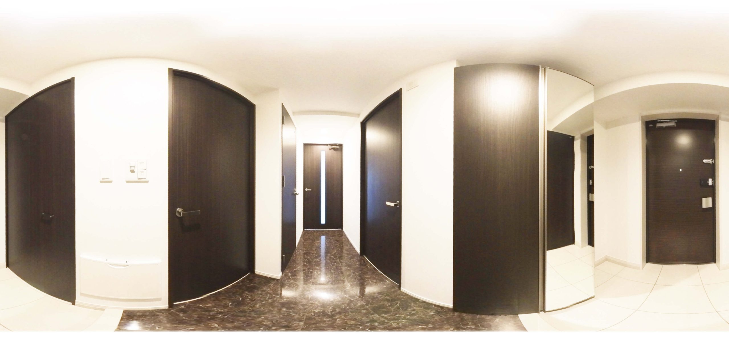 1号室タイプ_玄関　※参考写真。部屋によってクロス等異なります