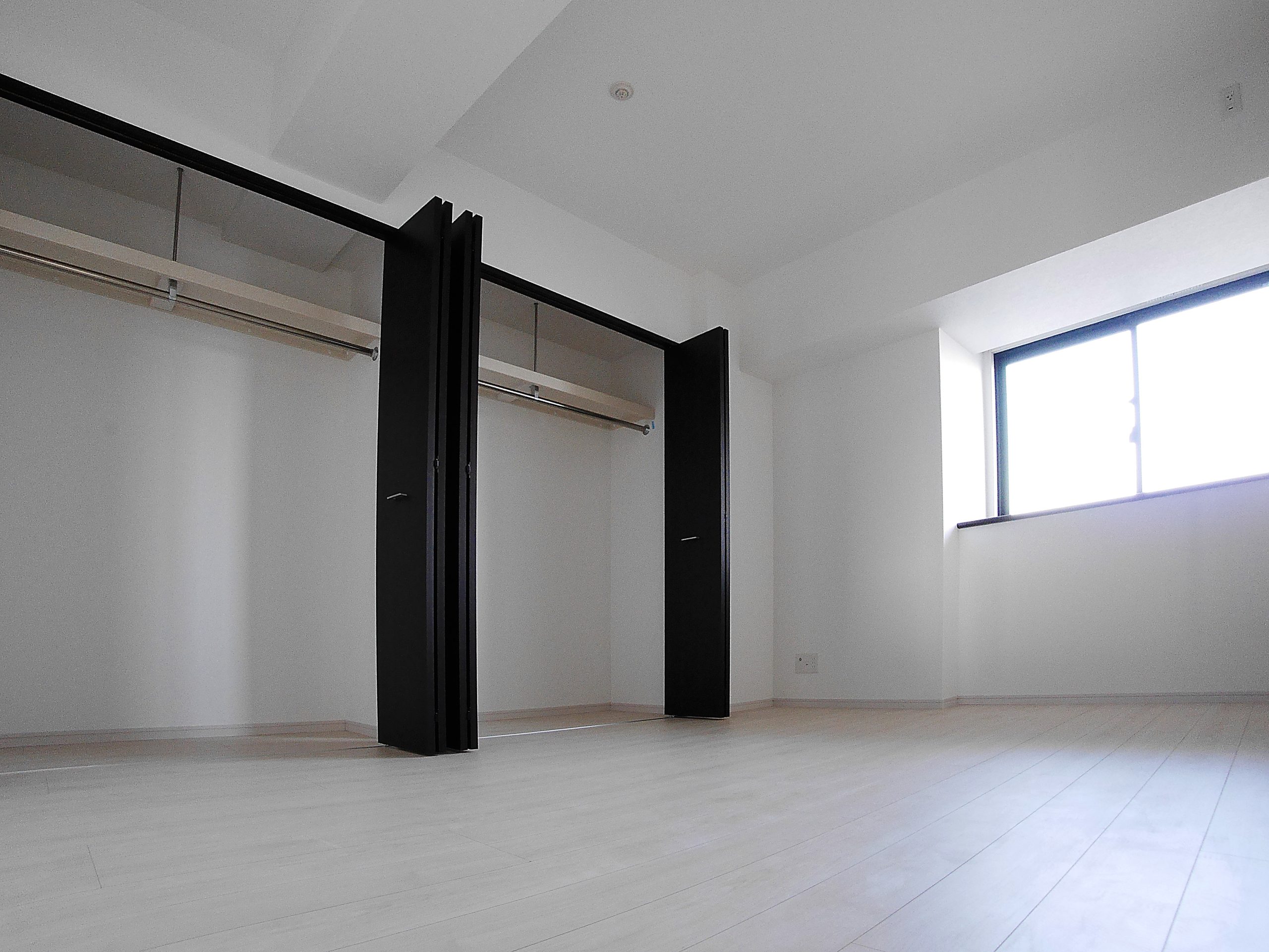 ニューガイア飯塚北 2号室タイプ_洋室　※部屋によってクロス・建具の色等変わります。