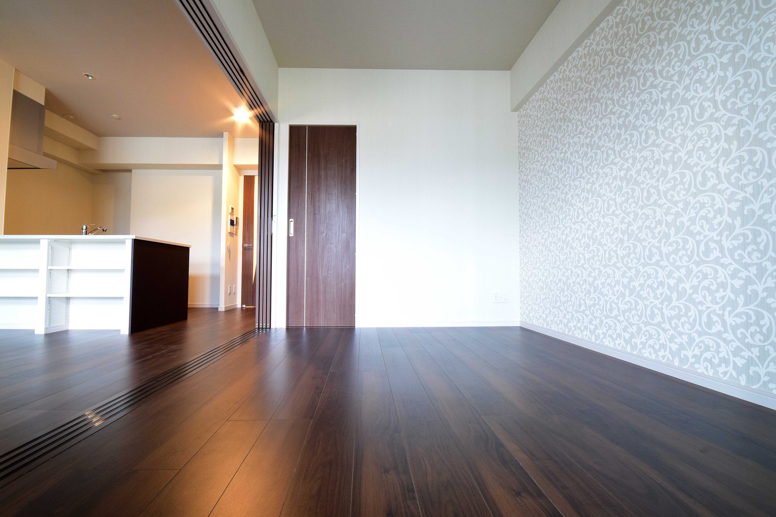 ニューガイア福岡東 2号室タイプ_洋室　※部屋によってクロス・建具の色等変わります。