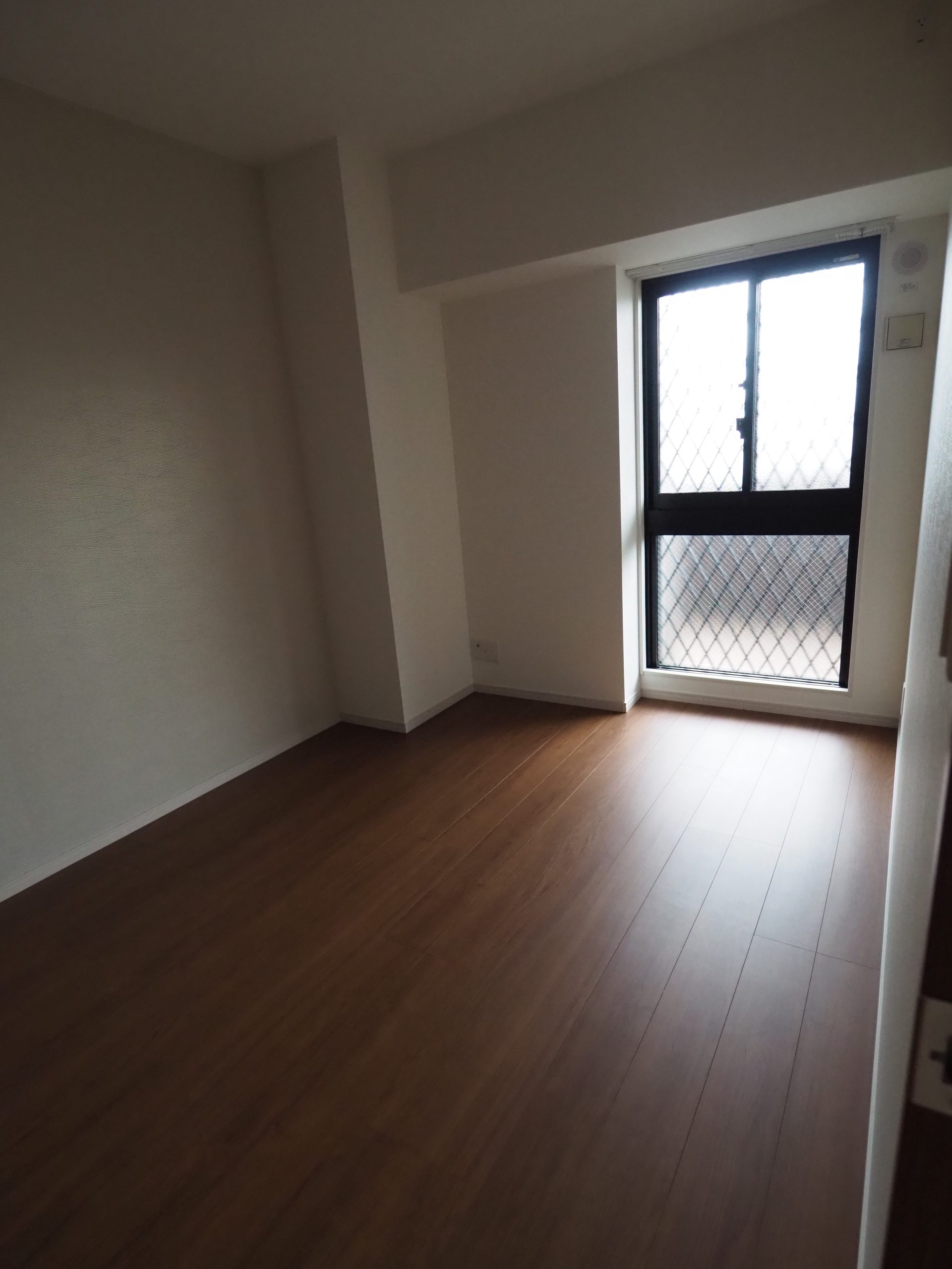 ニューガイア飯塚北 6号室タイプ_洋室　※部屋によってクロス・建具の色等変わります。