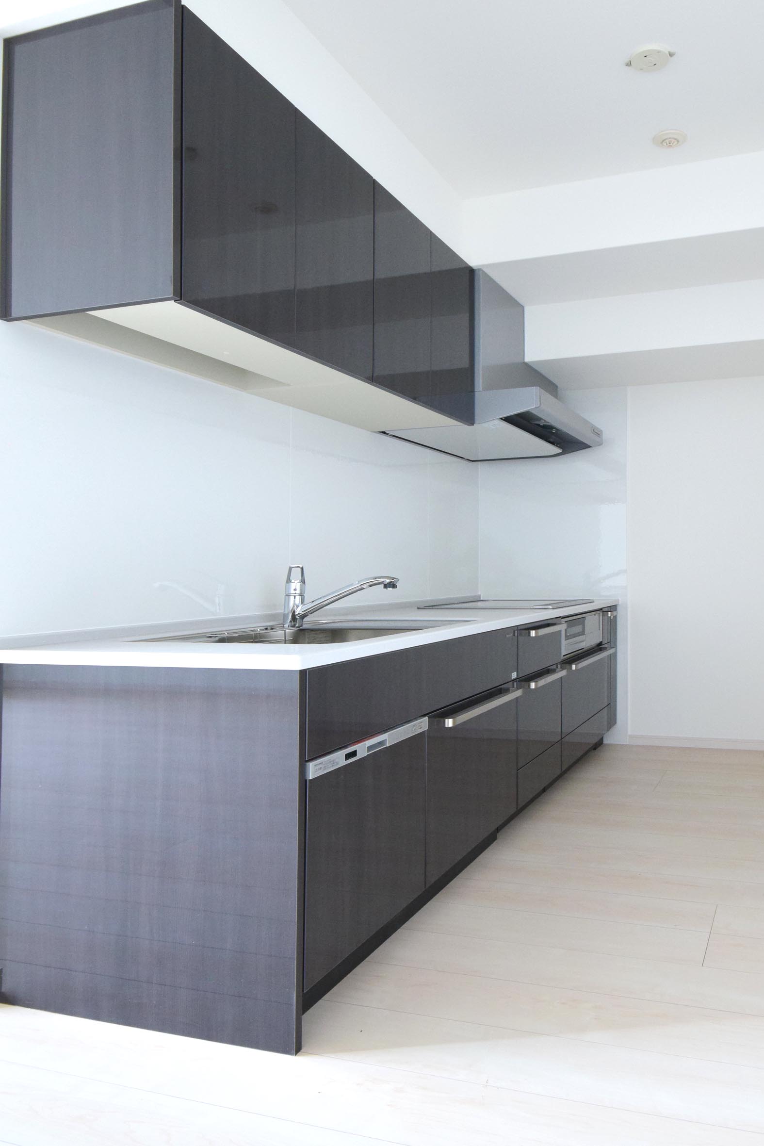 ニューガイア福岡東 8号室タイプ_キッチン　※部屋によってクロス・建具の色等変わります。