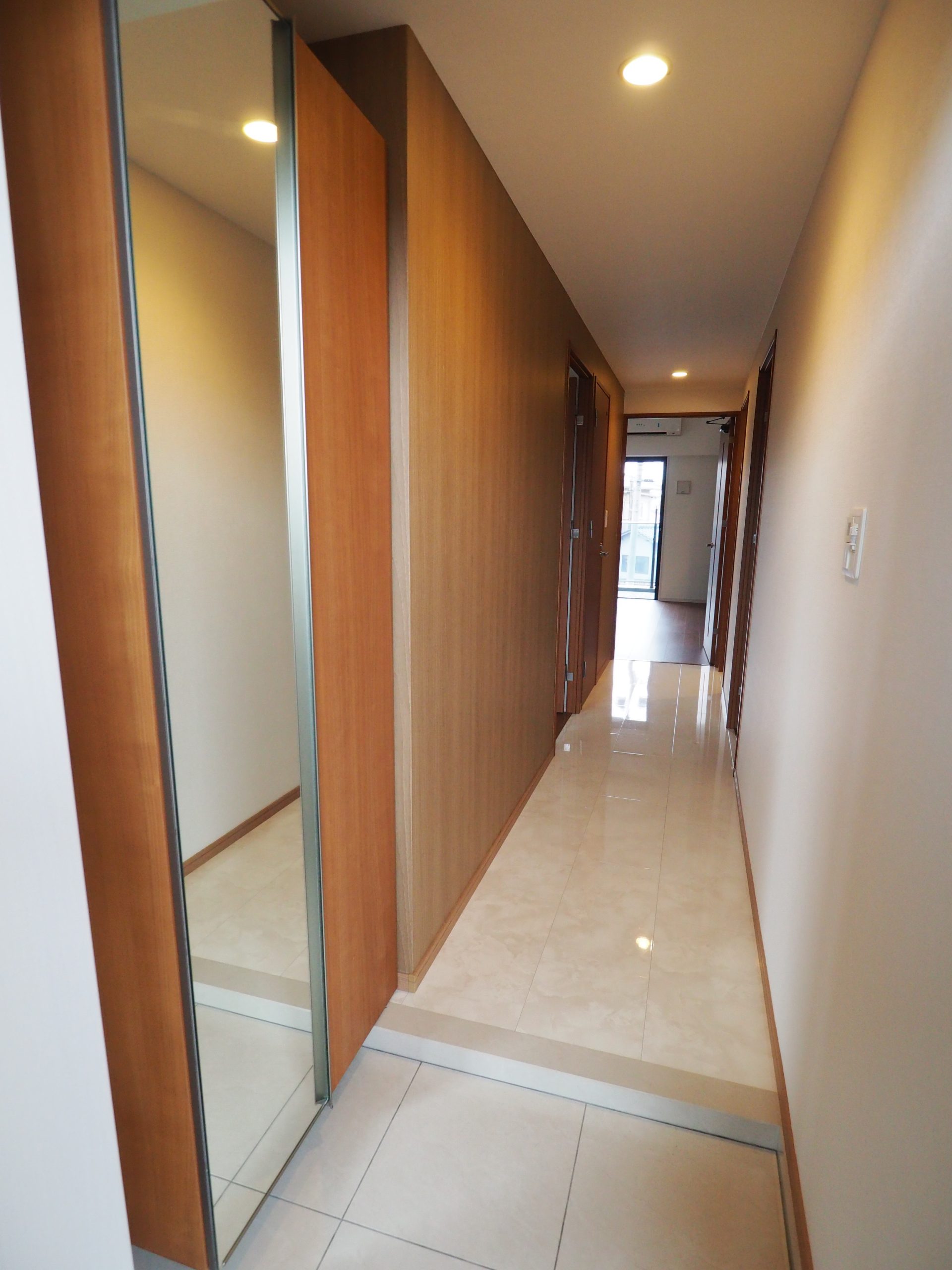 ニューガイア飯塚北 6号室タイプ_玄関　※部屋によってクロス・建具の色等変わります。