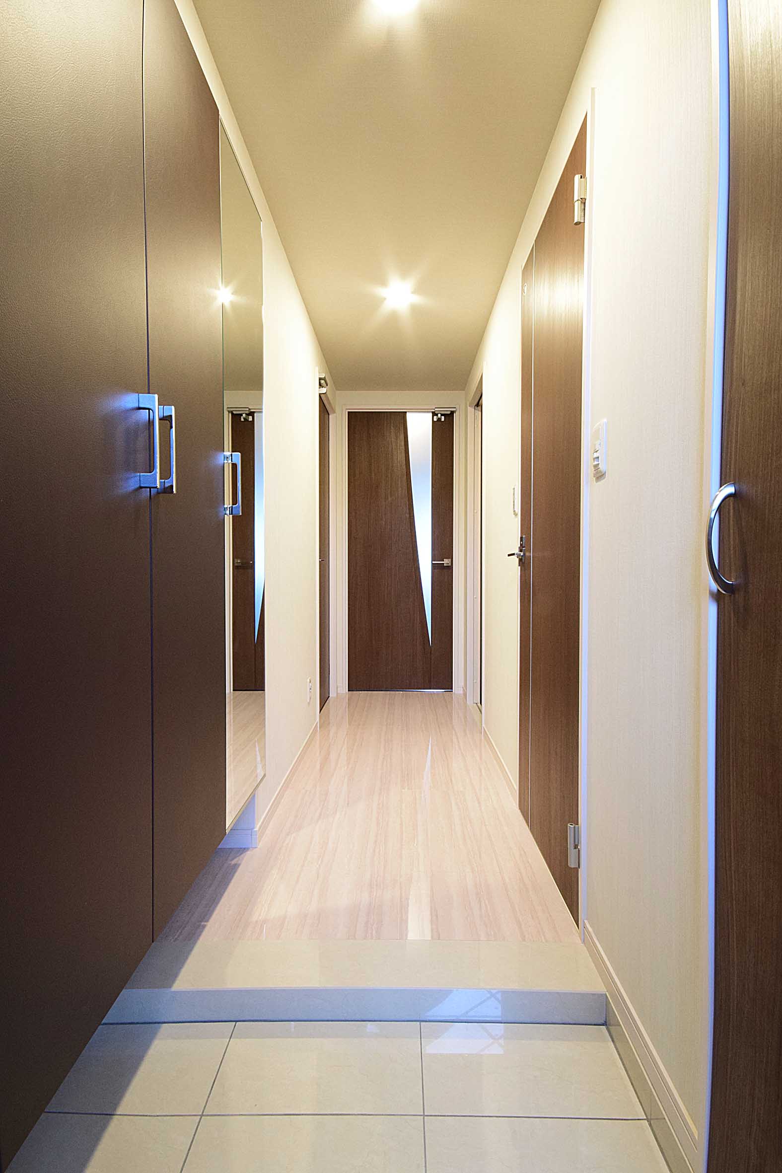 ニューガイア福岡東 2号室タイプ_玄関　※部屋によってクロス・建具の色等変わります。