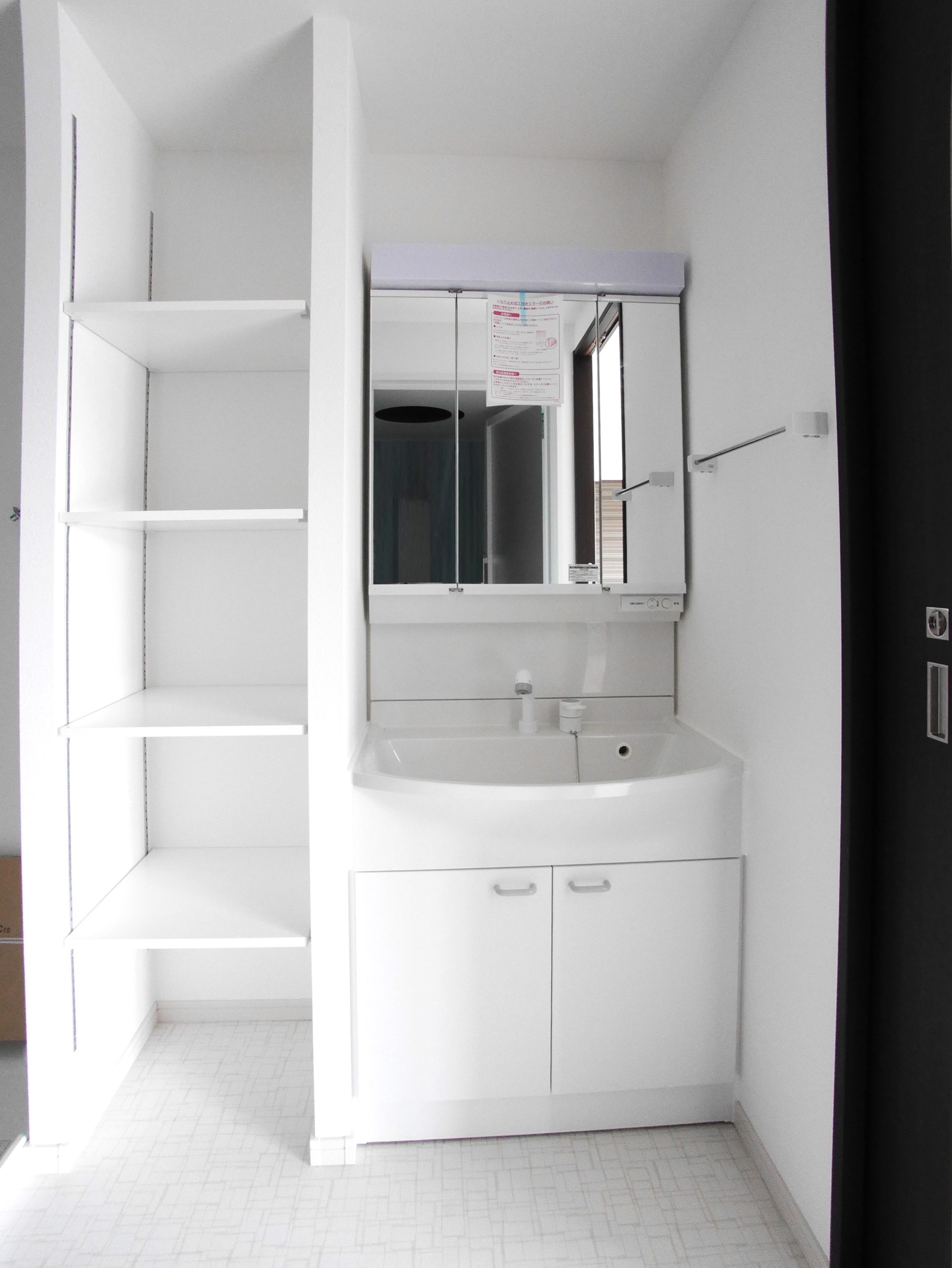 ニューガイア飯塚北 2号室タイプ_洗面　※部屋によってクロス・建具の色等変わります。