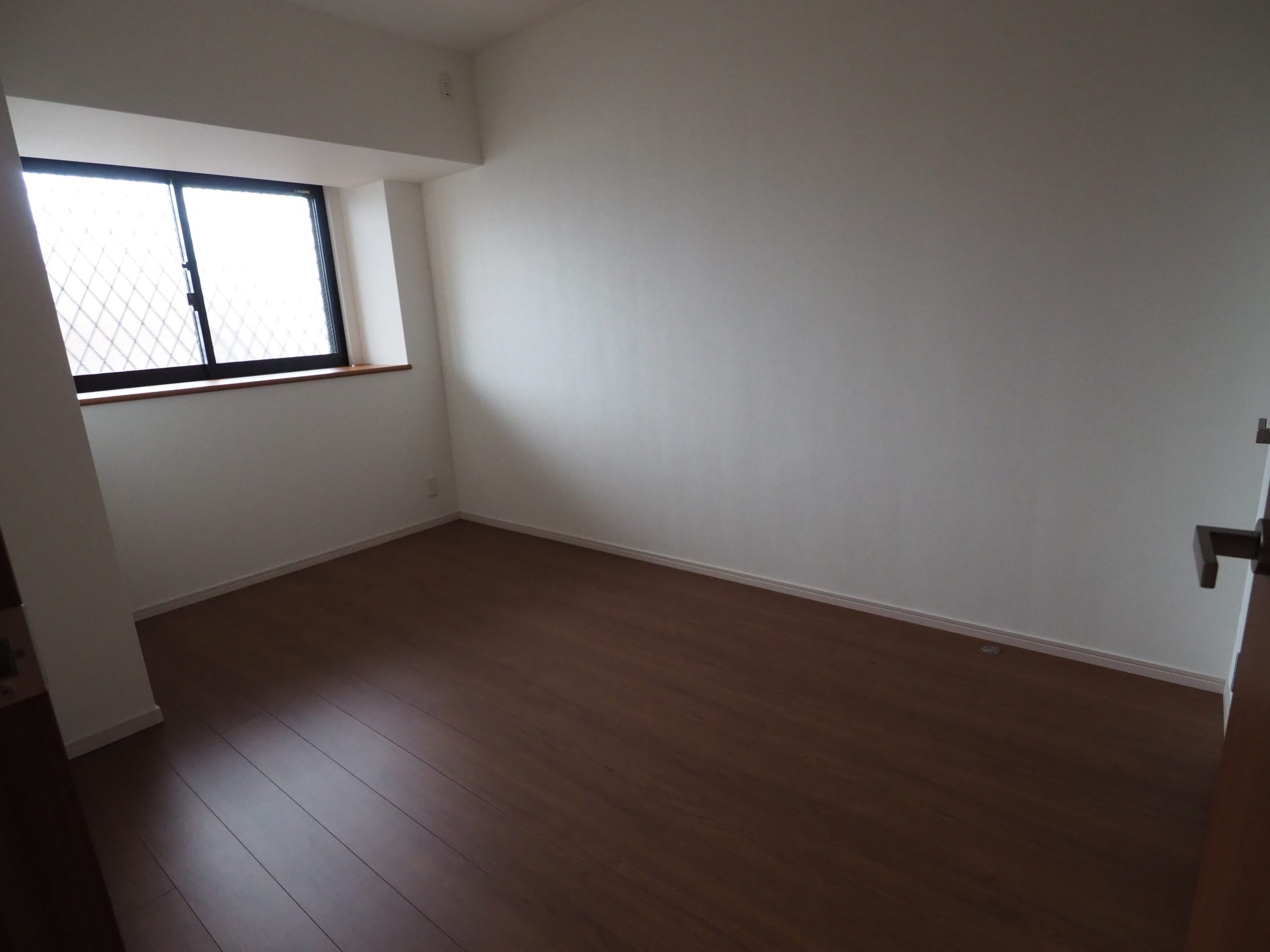 ニューガイア飯塚北 6号室タイプ_洋室　※部屋によってクロス・建具の色等変わります。
