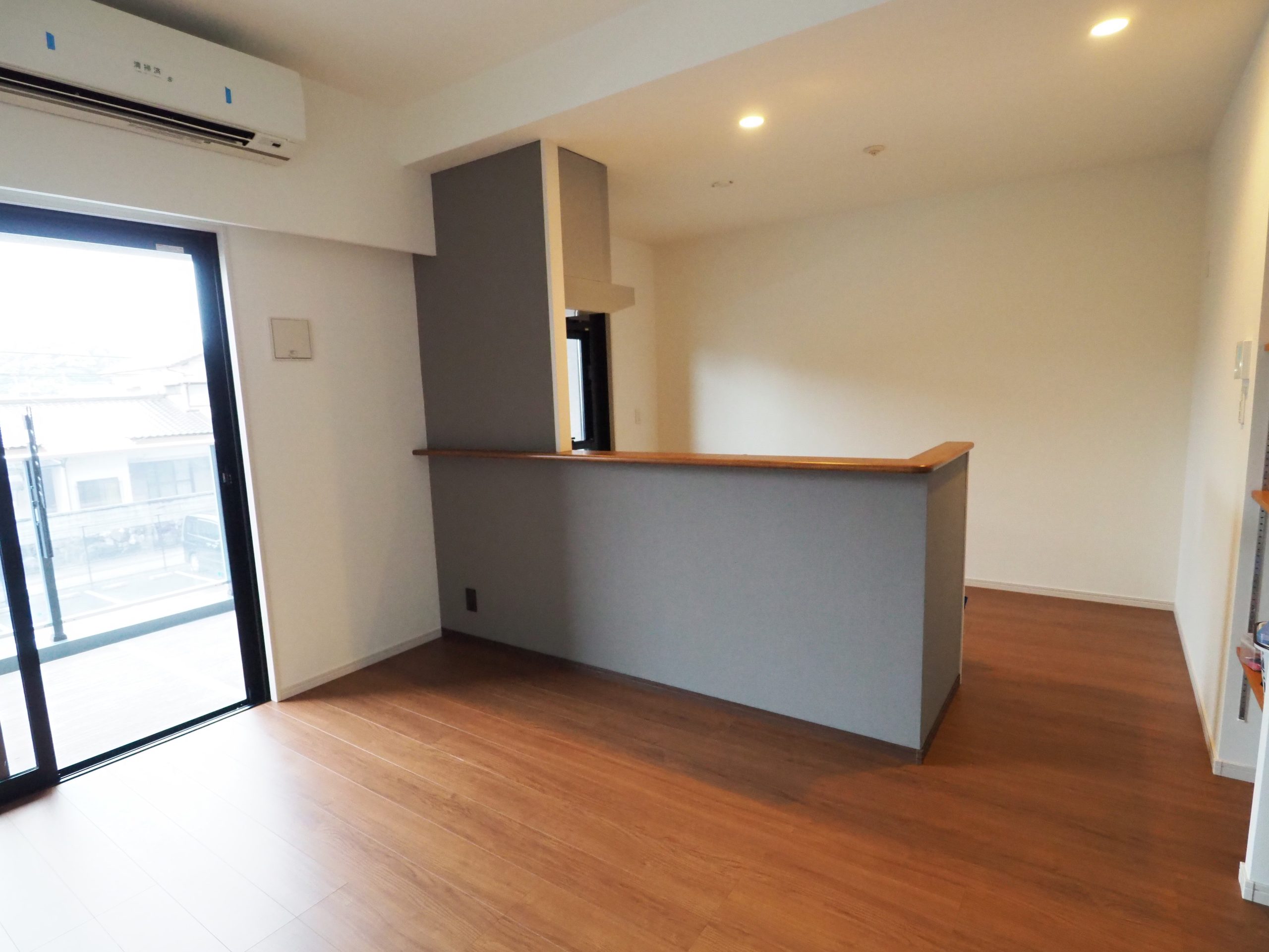 ニューガイア飯塚北 6号室タイプ_リビング　※部屋によってクロス・建具の色等変わります。