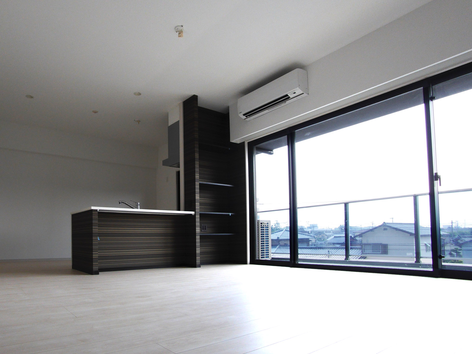ニューガイア飯塚北 2号室タイプ_LDK　※部屋によってクロス・建具の色等変わります。