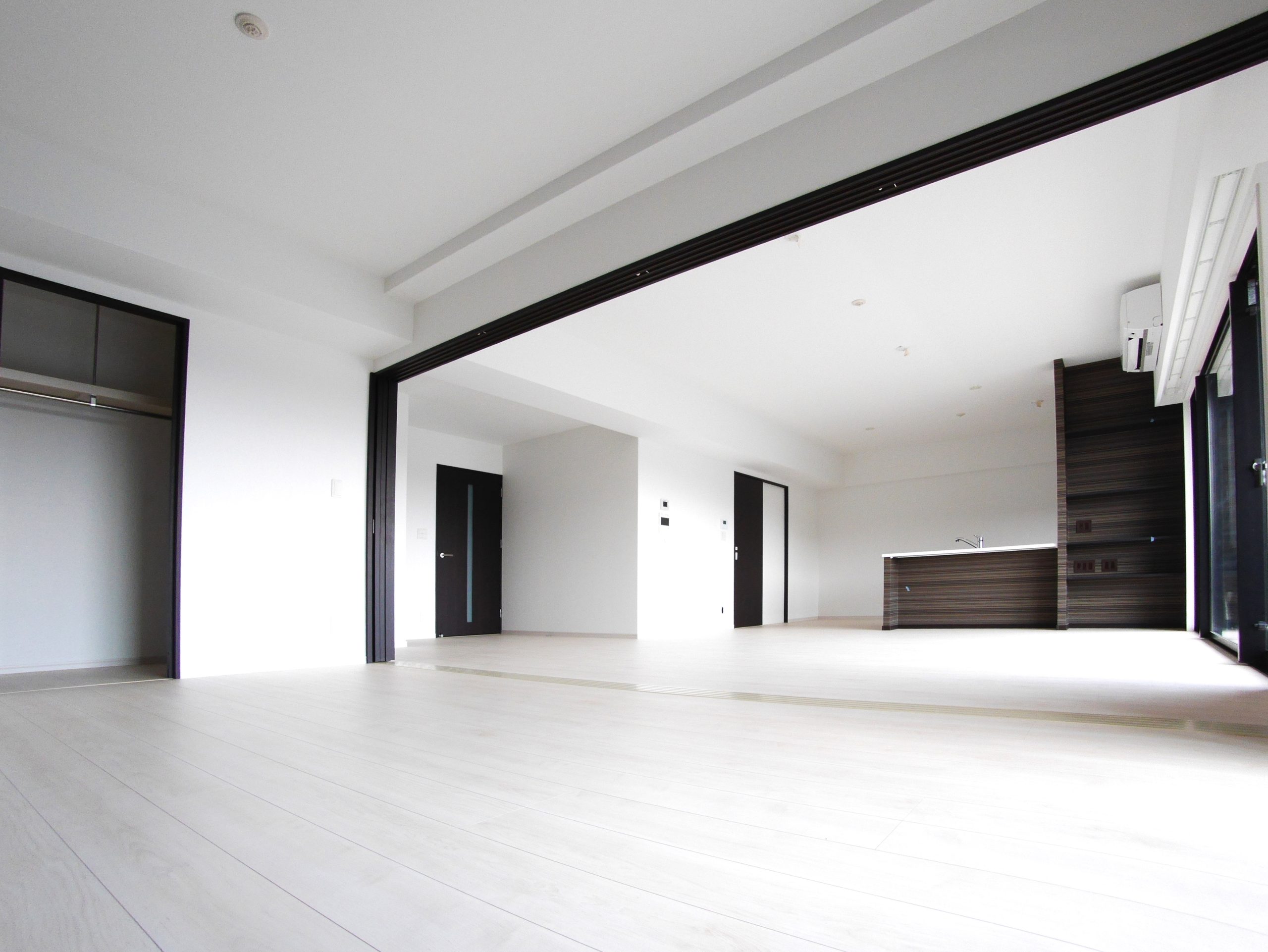 ニューガイア飯塚北 2号室タイプ_洋室・LDK　※部屋によってクロス・建具の色等変わります。