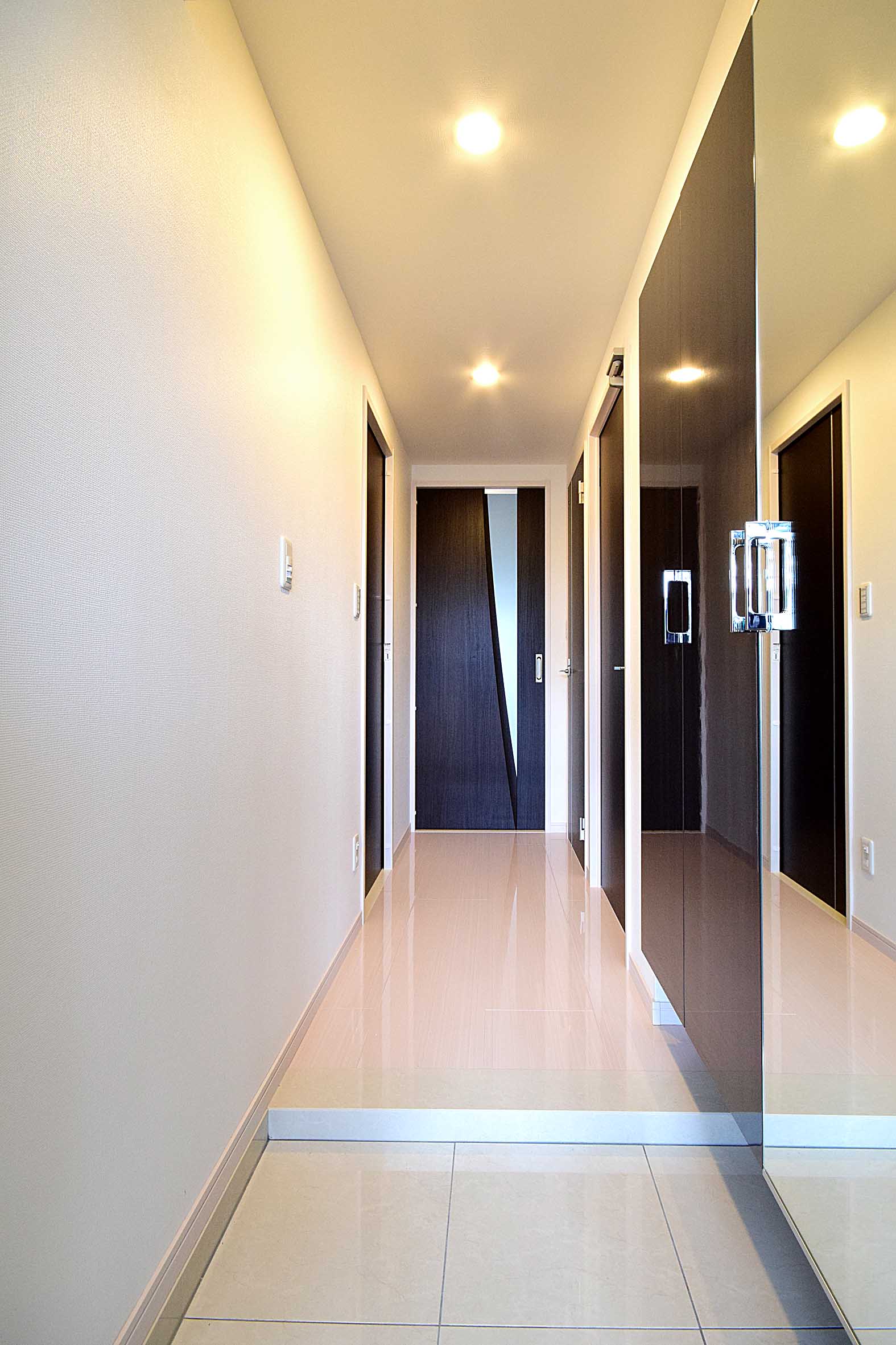 ニューガイア福岡東 8号室タイプ_玄関　※部屋によってクロス・建具の色等変わります。