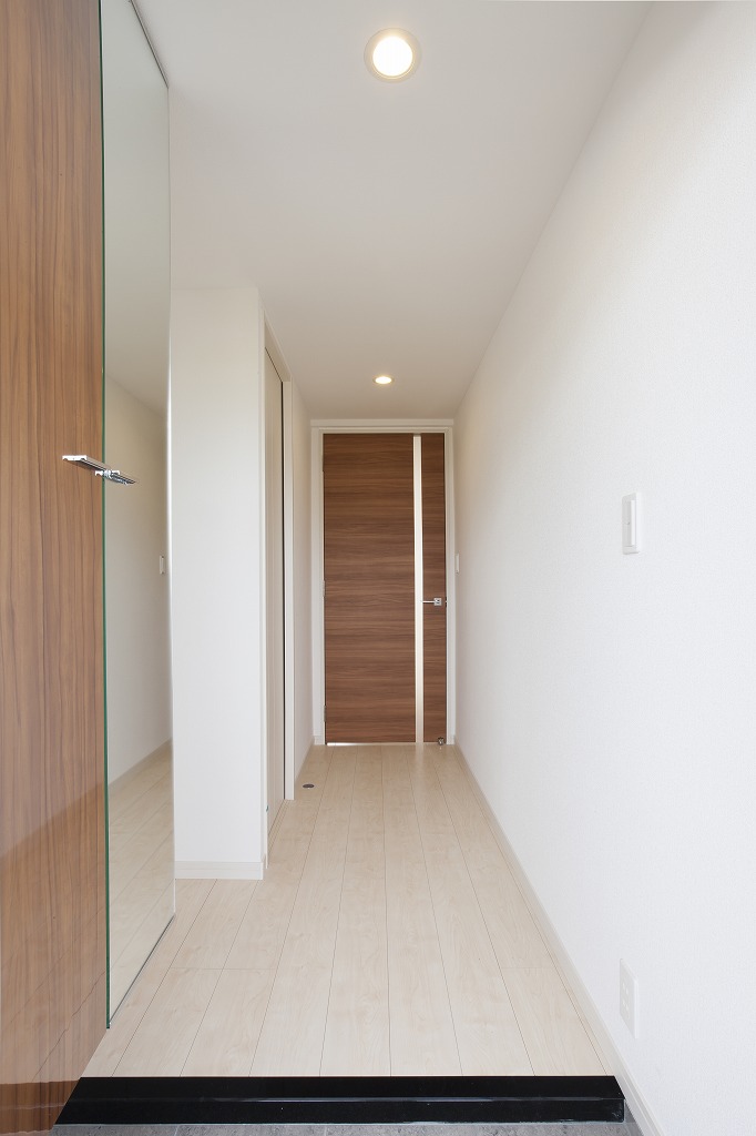 コンフォート筑紫 2LDK_玄関　※部屋によってクロス・建具の色等変わります。