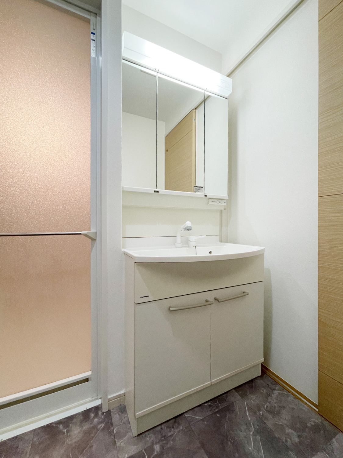 ニューガイアサンコーポフジシン 2号室タイプ_洗面台　※参考写真。部屋によってクロス等異なります