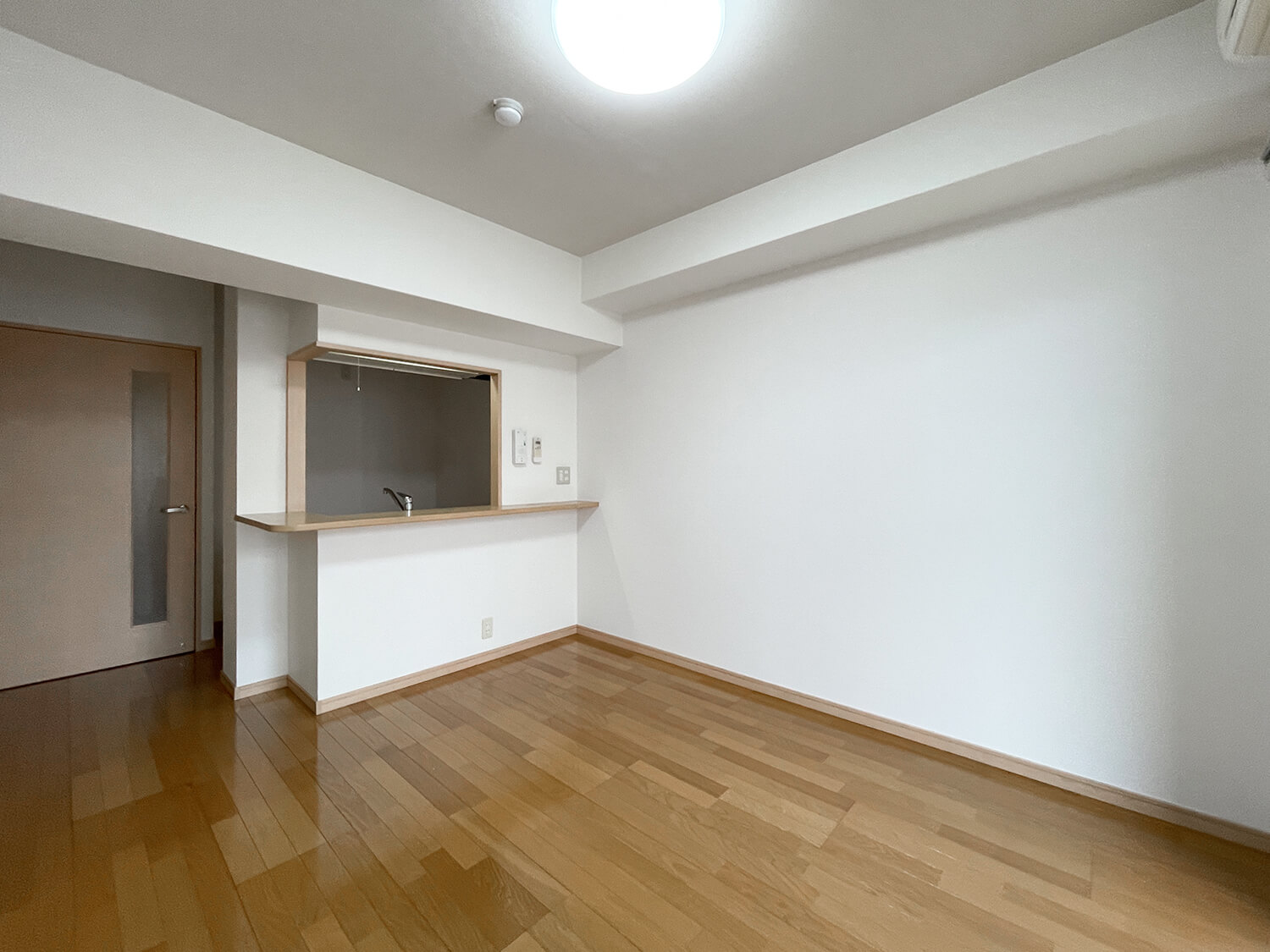 ニューガイアリルーム西新南№67 1LDKタイプ_リビング　※部屋によってクロス・建具の色等変わります。