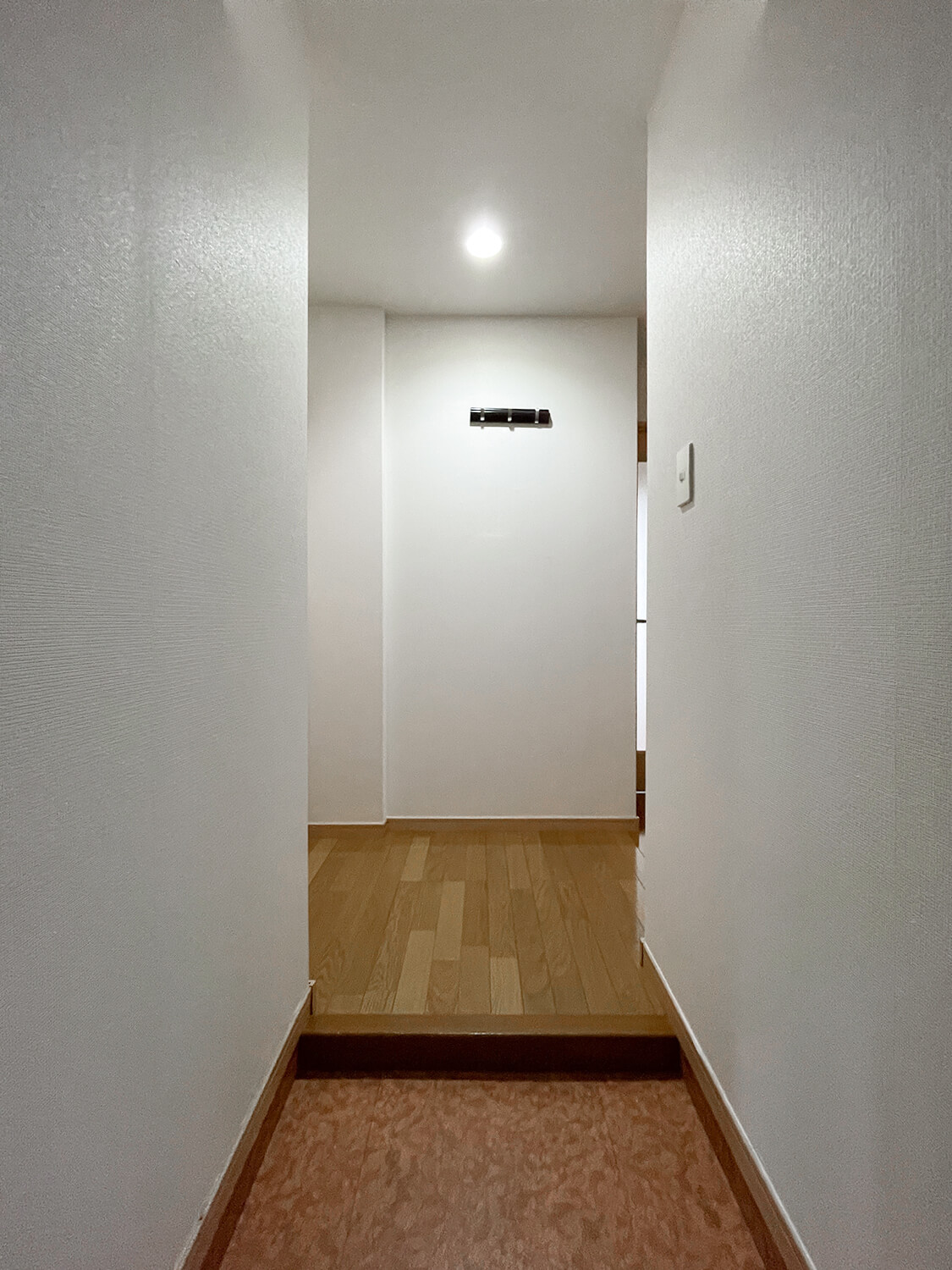 ニューガイアリルーム西新南№67 1LDKタイプ_玄関　※部屋によってクロス・建具の色等変わります。