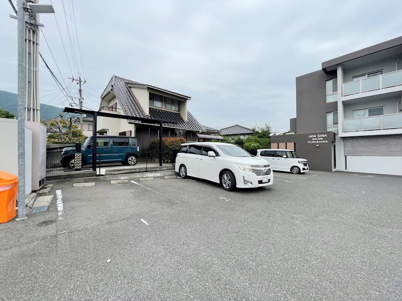 ニューガイアソラーレ葛原 駐車場